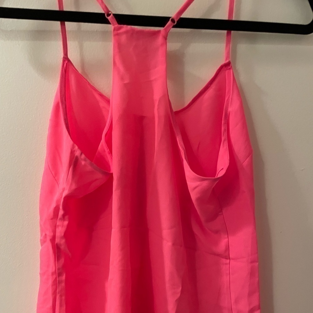 Jcrew hot pink racer back tank top blouse
Size 0
Condition 9/10 no flaws - Picture 2 of 8